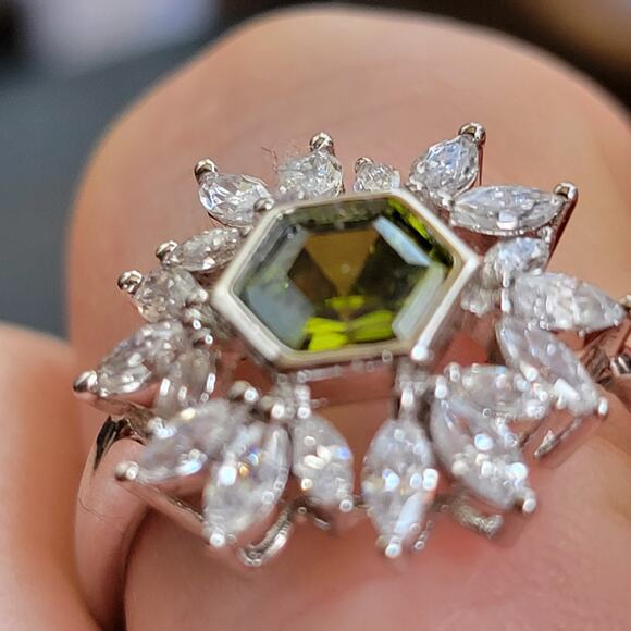 Rhodium Plated Simulated Peridot Ring - Size 9 - Floral Burst Design - Picture 7 of 13